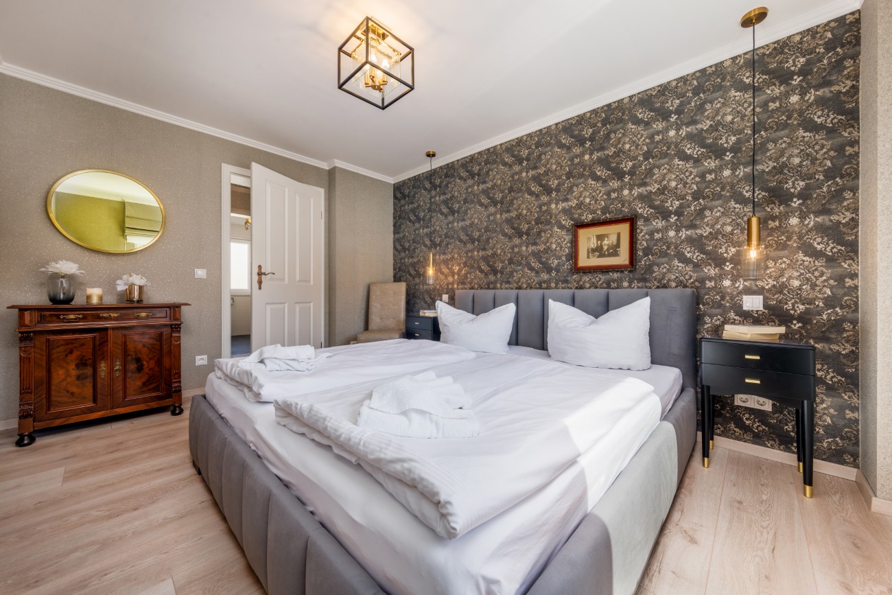 Fewo „Mann am Meer“ Haus Meergold in Sassnitz auf der Ostsee Insel Rügen - 2-Zimmer-Ferienwohnung Mann am Meer - separates Schlafzimmer mit Poslterbett 180x200cm - Fahrradraum - Parkplatz am Haus