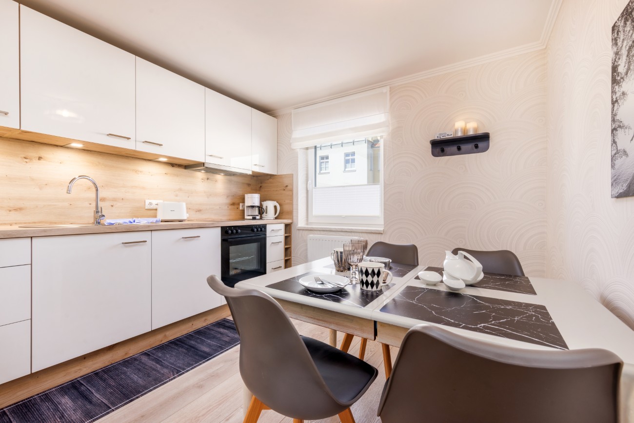 Fewo „Mann am Meer“ Haus Meergold in Sassnitz auf der Insel Rügen - Ferienwohnung Mann am Meer - moderne separate Küche mit Backofen. Ceranfeld, Geschirrspüler, KühlGefrierkombination, Kaffeemaschine, Toaster und Wasserkocher
