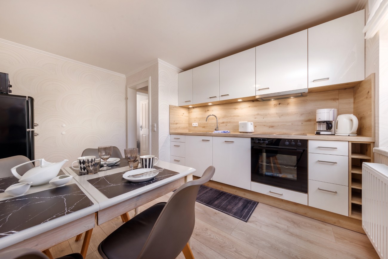 Fewo „Mann am Meer“ Haus Meergold in Sassnitz auf der Insel Rügen - 2-Zimmer-Ferienwohnung Mann am Meer - mit separater Küche mit KühlGefrierKombination - hier können Sie auch Ihre Medikamente kühl lagern