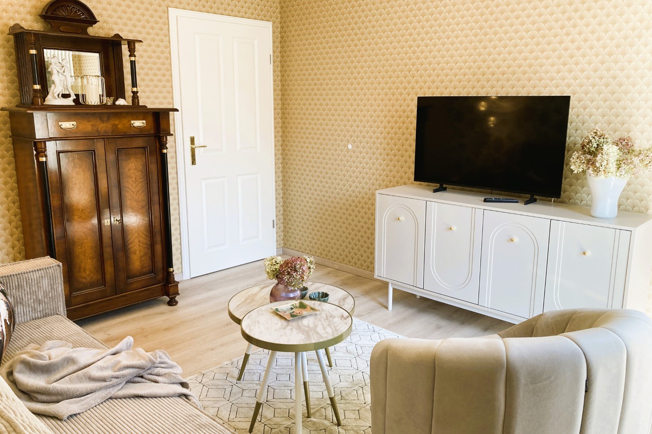 Fewo „1920 am Meer“ Haus Meergold in Sassnitz auf der Ostseeinsel Rügen - 2-Raum-Ferienwohnung 1920 am Meer - zentral und hafennah - mit Parkplatz am Haus und abschließbarem ebenerdigem Fahrradraum mit Ladestation für E-Bikes