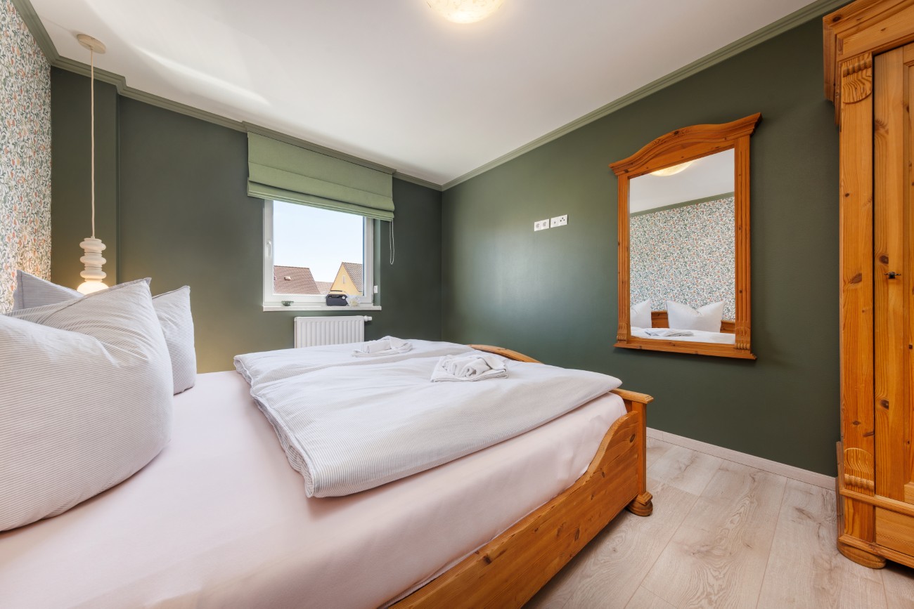Fewo „Fräulein Helma am Meer“ Haus Meergold in Sassnitz auf Rügen - Ferienwohnung Fräulein Helma am Meer - das Schlafzimmer hat ein Rollo mit dem man verdunkeln kann
