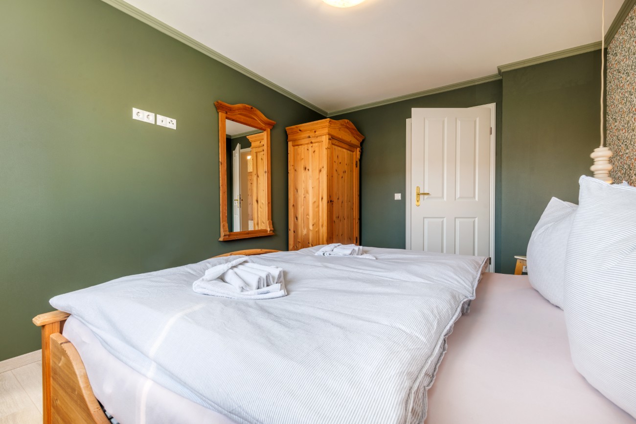Fewo „Fräulein Helma am Meer“ Haus Meergold in Saßnitz auf Insel Rügen - 2-Raum-Wohnung Fräulein Helma am Meer - separates Schlafzimmer mit Doppelbett, Spiegel und Kleiderschrank