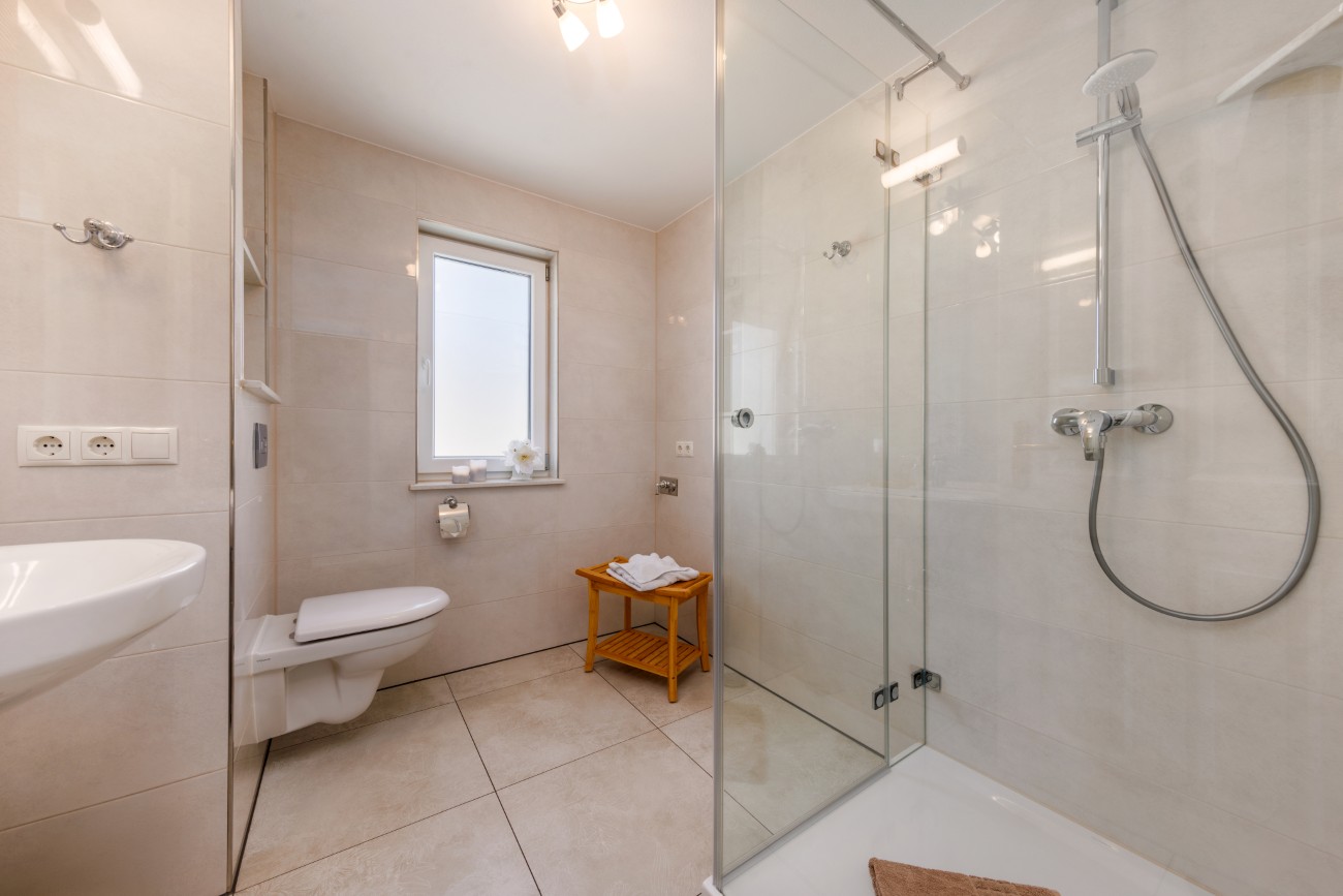 Fewo „Fräulein Helma am Meer“ Haus Meergold in Sassnitz auf der Insel Rügen - 2-Raum-Ferienwohnung Fräulein Helma am Meer - modernes Bad mi Fenster und flacher Dusche