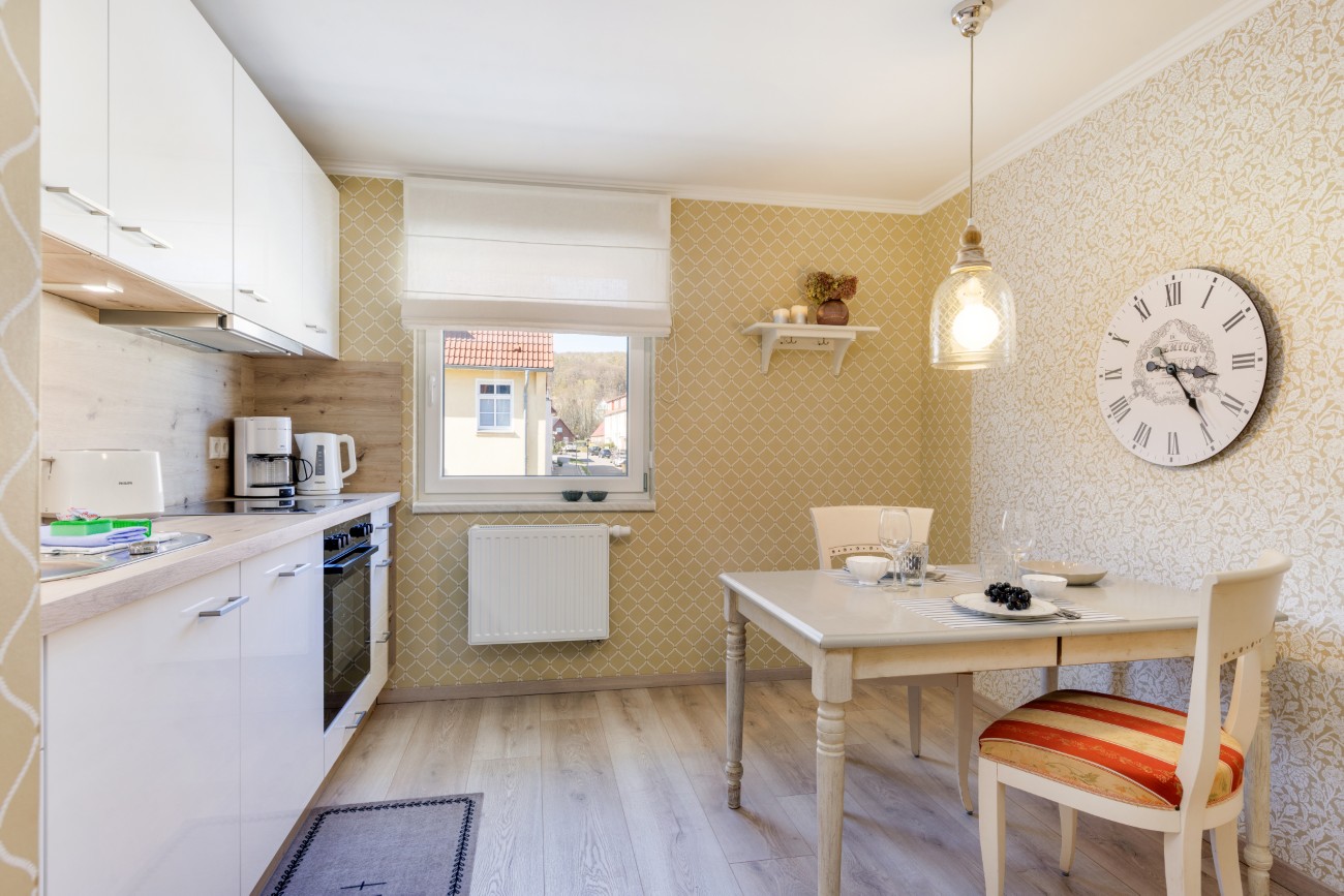 Fewo „Fräulein Helma am Meer“ Haus Meergold in Sassnitz auf Rügen - Ferienwohnung Fräulein Helma am Meer - schöne Küche im Landhausstil mit allem was man braucht zum Kochen