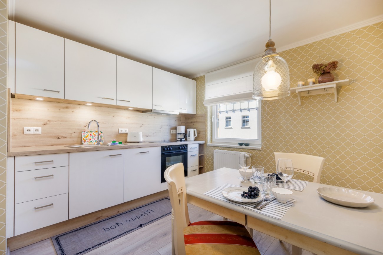 Fewo „Fräulein Helma am Meer“ Haus Meergold in Sassnitz auf Rügen - Ferienwohnung Fräulein Helma am Meer - mit großem Esstisch in der separaten Küche mit Backofen