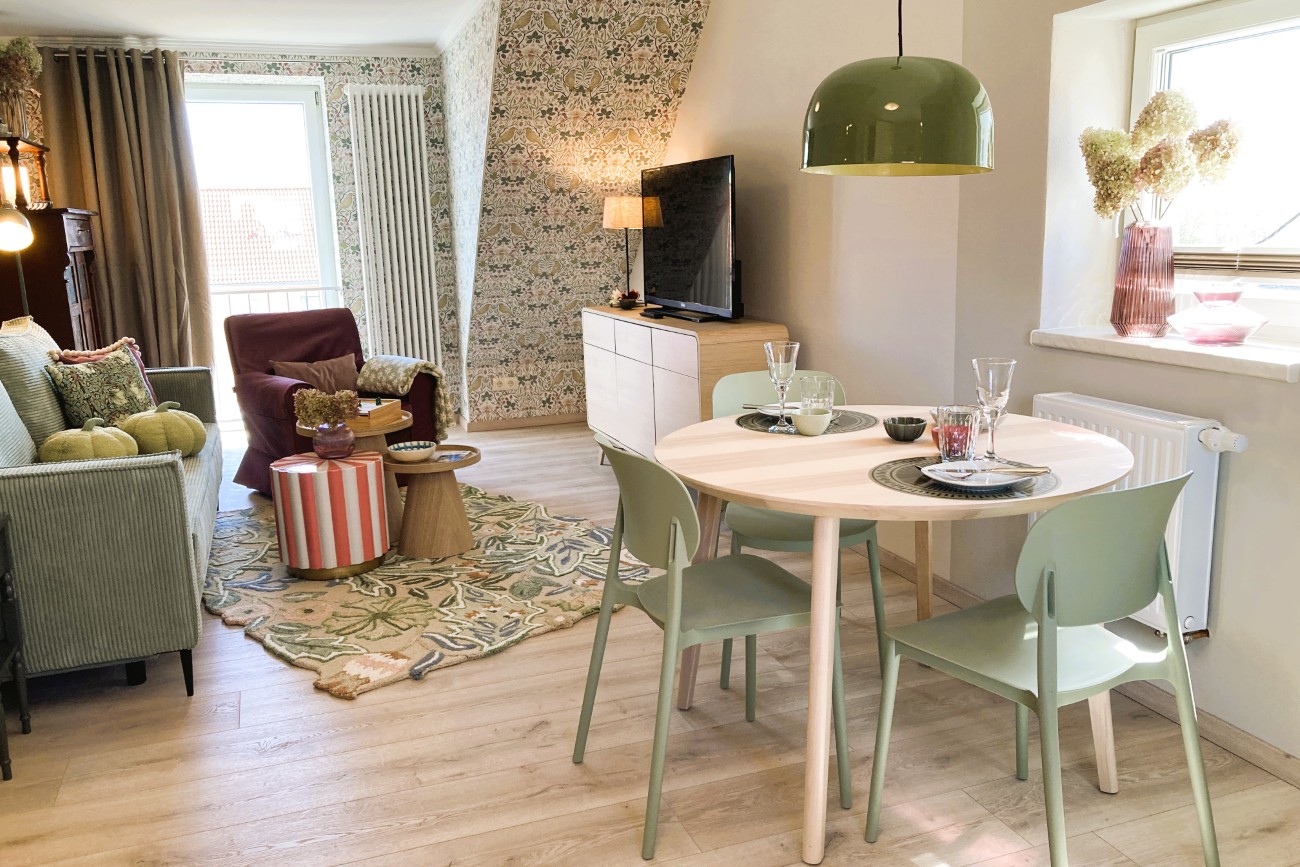 Apartmenthaus Meergold in Saßnitz auf der Insel Rügen - zentral und hafennah gelegen - mit Parkplatz, mit Motorradgarage, mit Fahrradraum am Haus - 2-Raum-Ferienwohnung Morgen am Meer - für 1, 2 oder 3 Personen geeignet