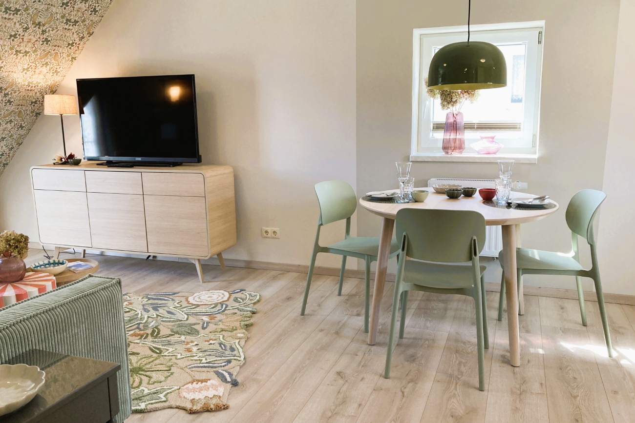 Apartmenthaus Meergold in Saßnitz auf der Insel Rügen - zentral und hafennah gelegen - mit Parkplatz, mit Motorradgarage, mit Fahrradraum am Haus - 2-Raum-Ferienwohnung Morgen am Meer - für 1, 2 oder 3 Personen geeignet
