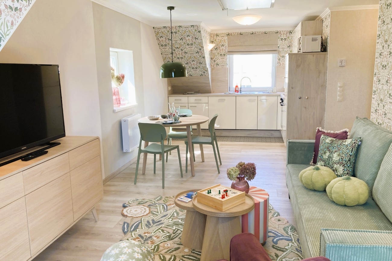 Apartmenthaus Meergold in Saßnitz auf der Insel Rügen - zentral und hafennah gelegen - mit Parkplatz, mit Motorradgarage, mit Fahrradraum am Haus - 2-Raum-Ferienwohnung Morgen am Meer - für 1, 2 oder 3 Personen geeignet