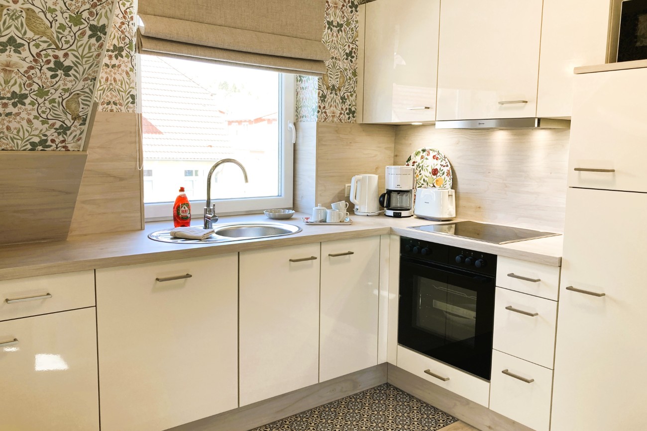 Apartmenthaus Meergold in Saßnitz auf der Insel Rügen - zentral und hafennah gelegen - mit Parkplatz, mit Motorradgarage, mit Fahrradraum am Haus - 2-Raum-Ferienwohnung Morgen am Meer - für 1, 2 oder 3 Personen geeignet
