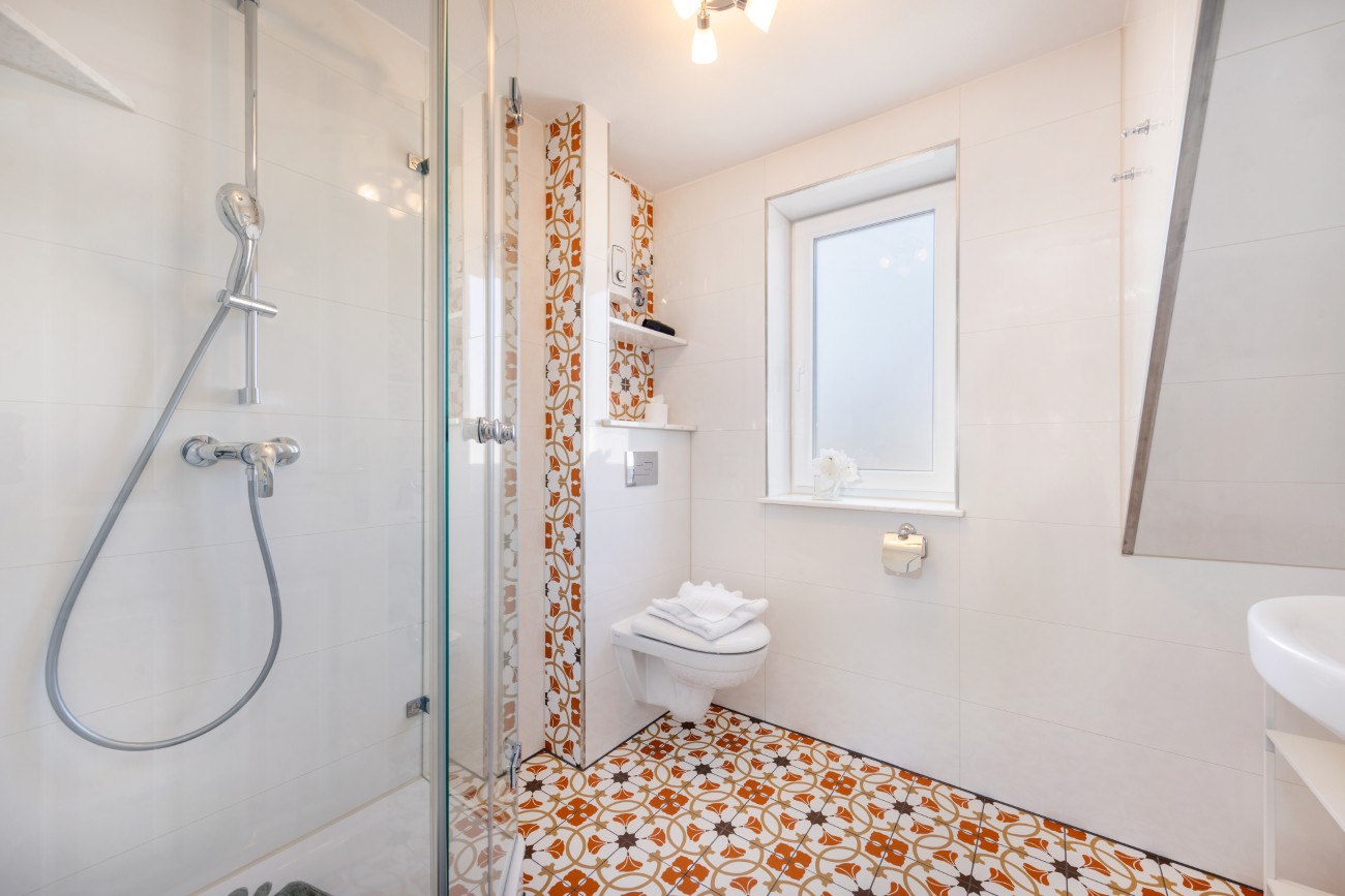 Apartmenthaus Meergold in Saßnitz auf der Insel Rügen - zentral und hafennah gelegen - mit Parkplatz, mit Motorradgarage, mit Fahrradraum am Haus - 2-Raum-Ferienwohnung Morgen am Meer - für 1, 2 oder 3 Personen geeignet
