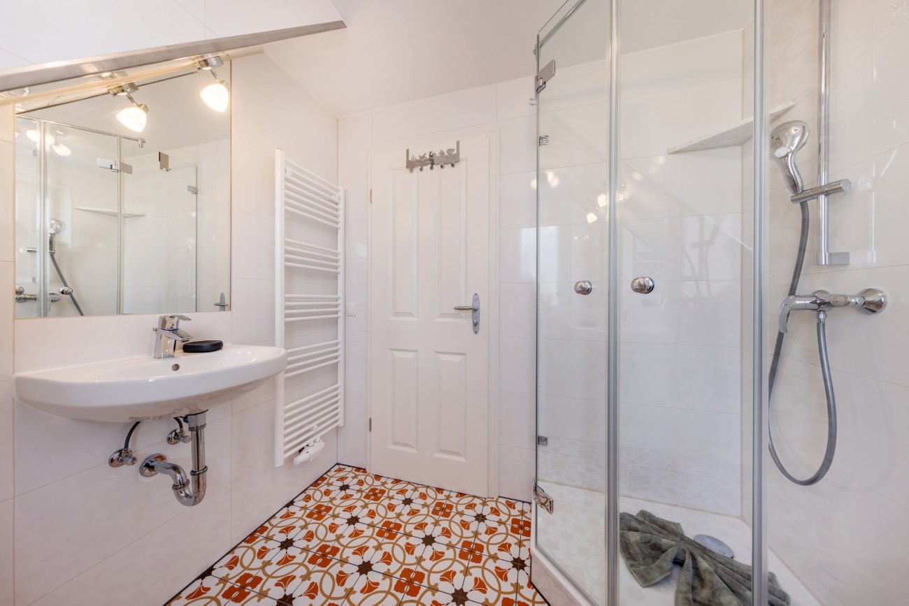 Apartmenthaus Meergold in Saßnitz auf der Insel Rügen - zentral und hafennah gelegen - mit Parkplatz, mit Motorradgarage, mit Fahrradraum am Haus - 2-Raum-Ferienwohnung Morgen am Meer - für 1, 2 oder 3 Personen geeignet