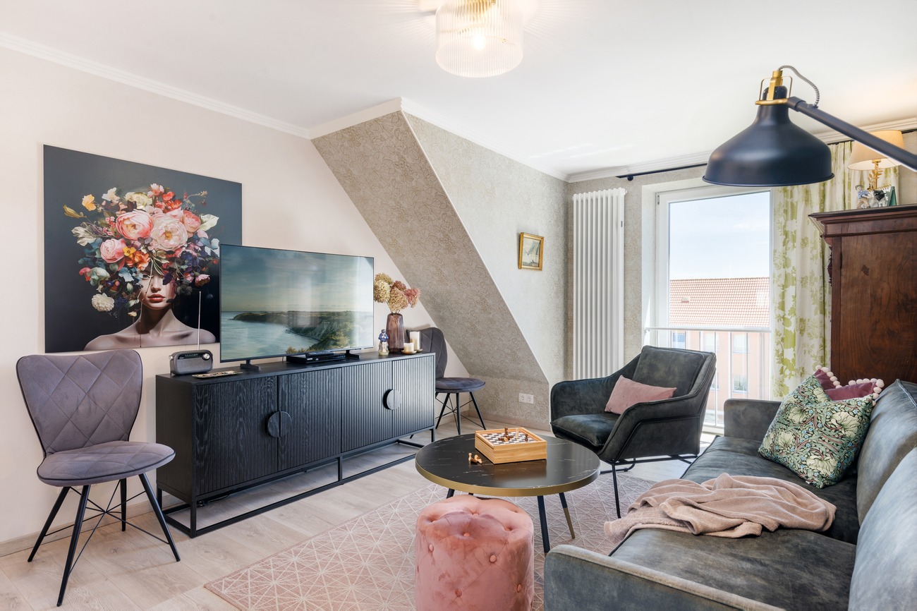 Fewo „Rosenwald am Meer“ Haus Meergold in Sassnitz auf der Insel Rügen - 2-Zimmer-Ferienwohnung Rosen am Meer - im Dachgeschoss mit kuscheligen Dachschrägen