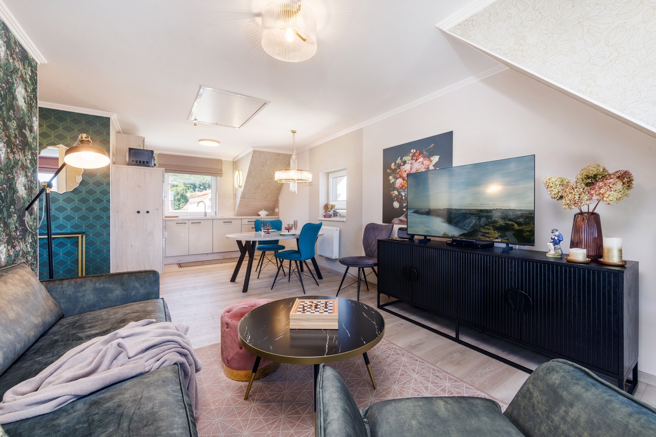 Fewo „Rosenwald am Meer“ Haus Meergold in Sassnitz auf der Insel Rügen - 2-Zimmer-Ferienwohnung Rosen am Meer - zentral gelegen - nicht weit entfernt vom Hafen - auch für Geschäftsreisende geeignet
