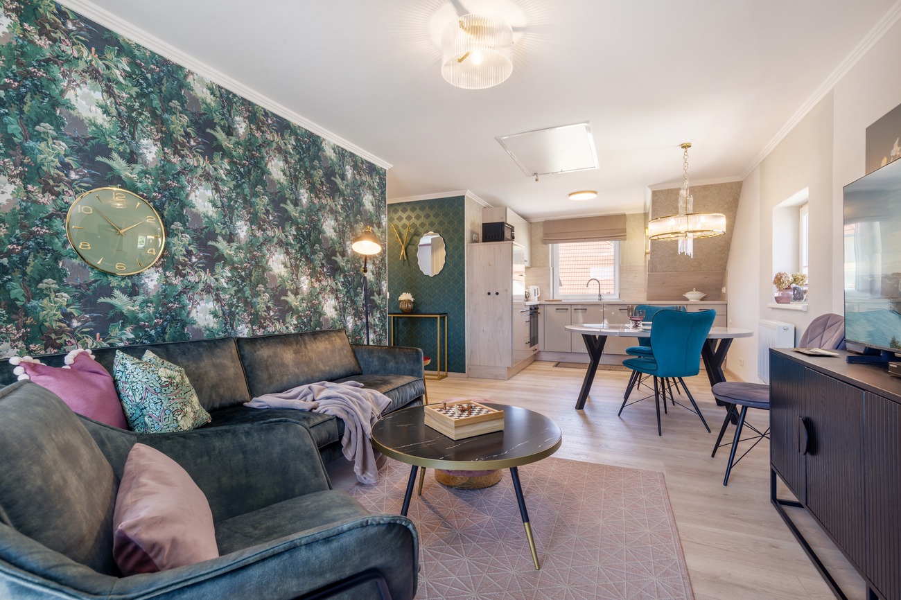 Fewo „Rosenwald am Meer“ Haus Meergold in Sassnitz auf der Insel Rügen - 2-Zimmer-Ferienwohnung Rosen am Meer - TV und DVD-Player sind vorhanden - hafennah und zentrumsnah