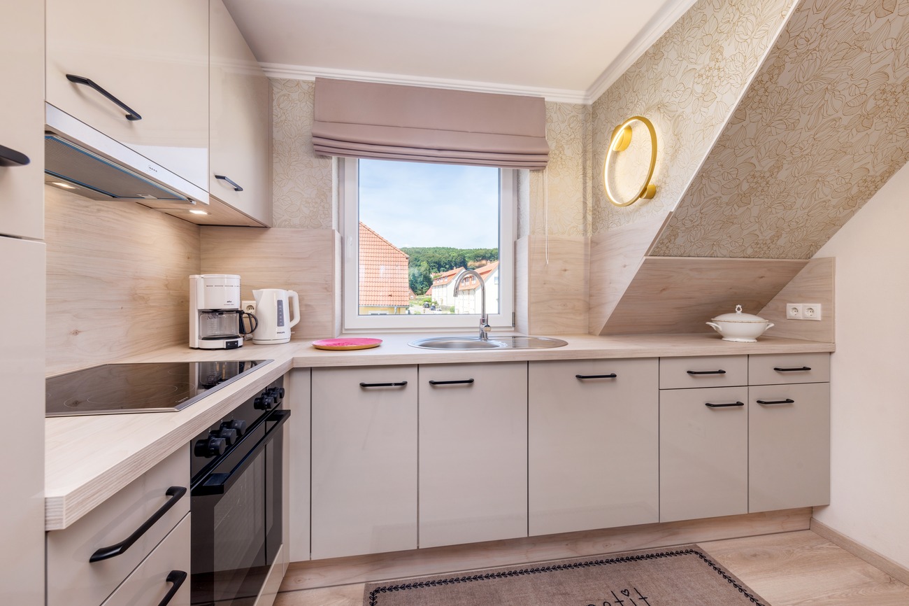 Fewo „Rosenwald am Meer“ Haus Meergold in Sassnitz auf der Insel Rügen - 2-Zimmer-Ferienwohnung Rosen am Meer - moderne Küchenzeile mit Geschirrspüler, Backofen, Mikrowelle, Ceranfeld