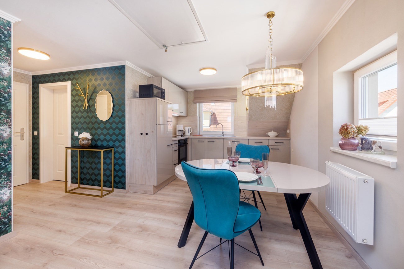 Fewo „Rosenwald am Meer“ Haus Meergold in Sassnitz auf der Insel Rügen - 2-Zimmer-Ferienwohnung Rosen am Meer - Parken am Haus, Fahrradraum, Motorradgarage