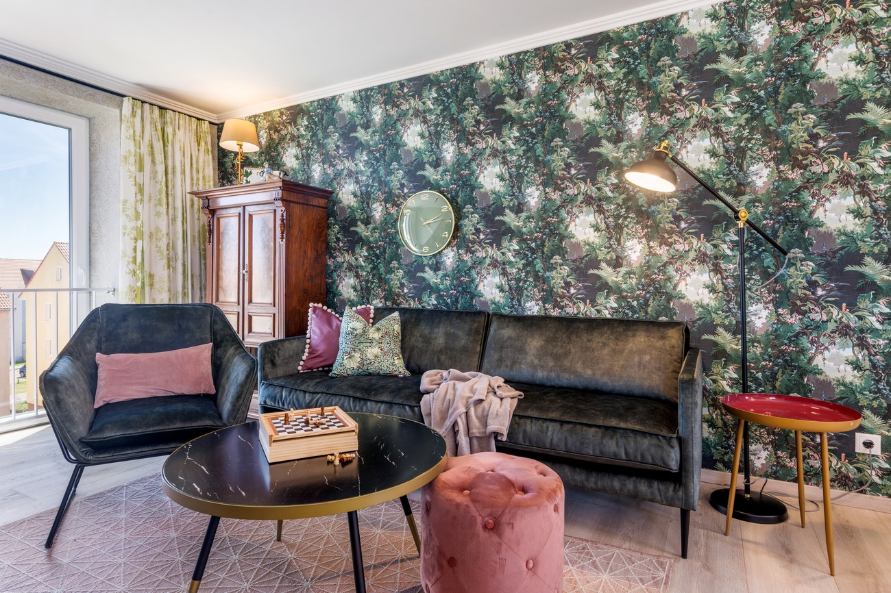 Fewo „Rosenwald am Meer“ Haus Meergold in Sassnitz auf der Insel Rügen - 2-Raum-Ferienwohnung Rosen am Meer - mit Samtmöbeln, Antiquitäten und schönen Mustertapeten