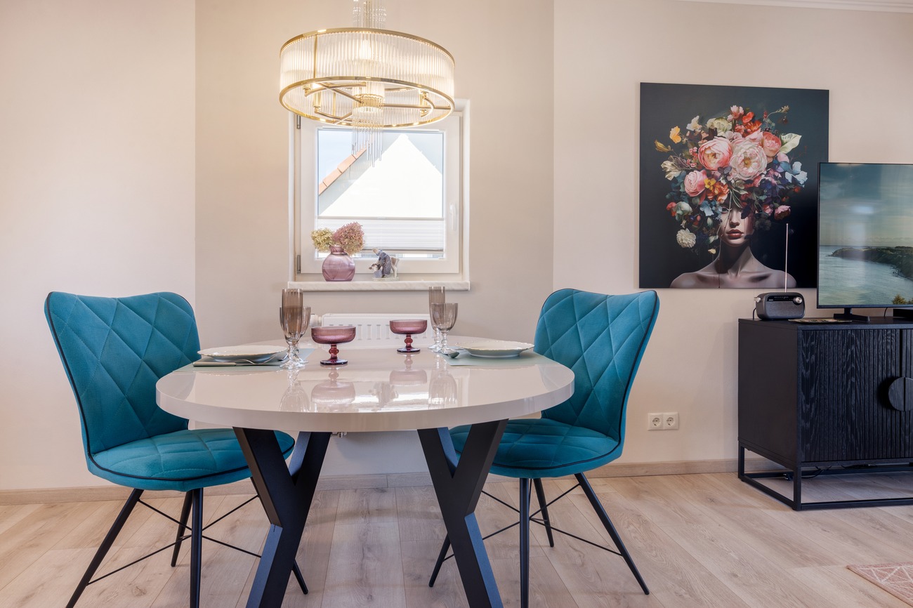 Fewo „Rosenwald am Meer“ Haus Meergold in Sassnitz auf der Insel Rügen - 2-Zimmer-Ferienwohnung Rosen am Meer - Essbereich mit Kronleuchter im Wohnzimmer