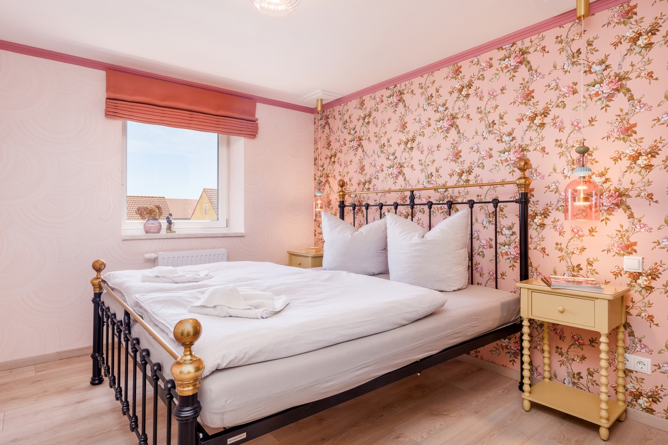 Fewo „Rosenwald am Meer“ Haus Meergold in Sassnitz auf der Insel Rügen - 2-Zimmer-Ferienwohnung Rosen am Meer - Schlafzimmer mit großem viktorianischen Eisenbett und grossem Kleiderschrank