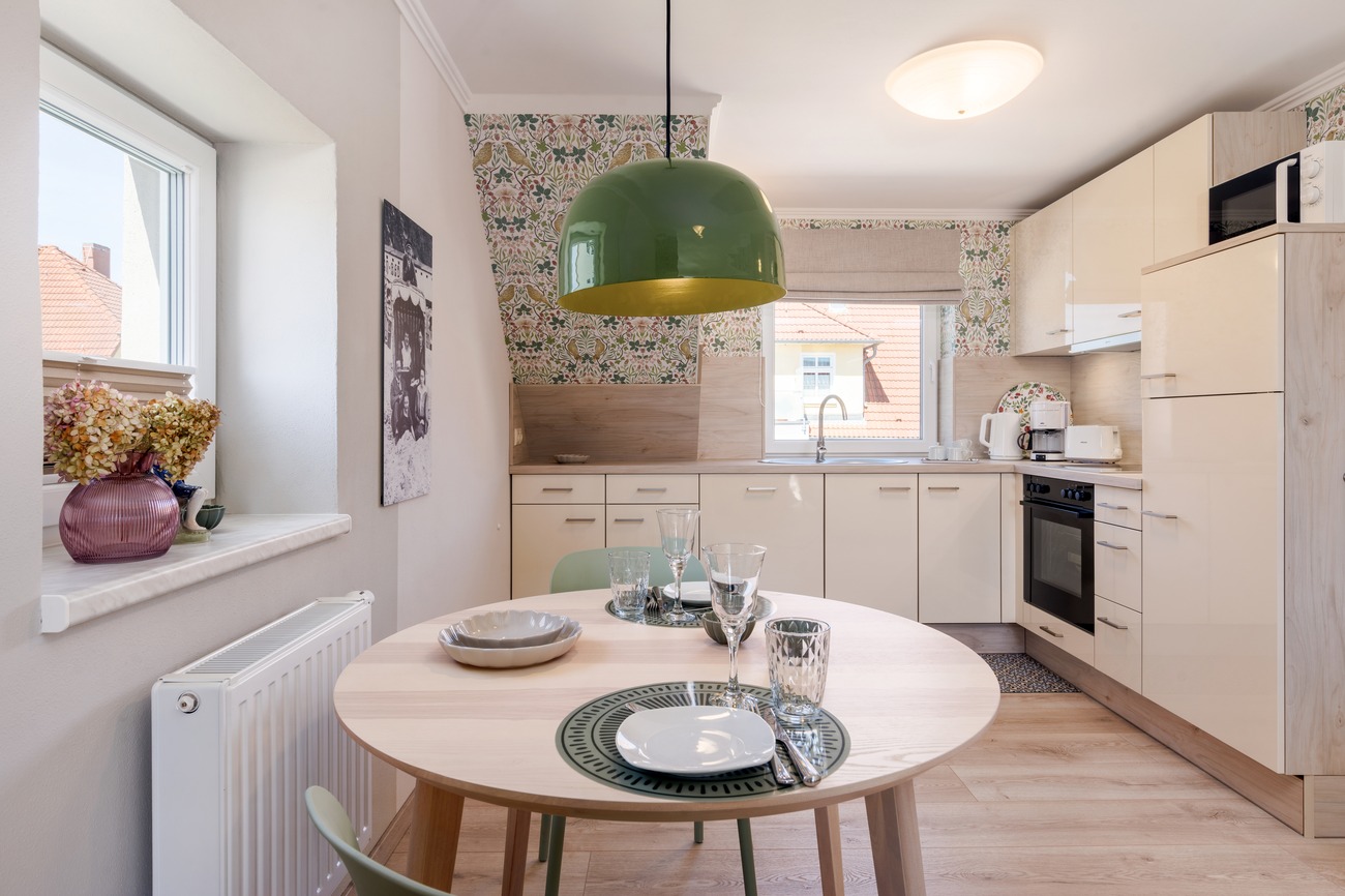 Fewo „Morgen am Meer“ Haus Meergold in Sassnitz auf Rügen - 2-Zimmer-Appartement Morgen am Meer - mit moderner Küchenzeile mit Mikrowelle, Backofen, Cerankochfeld, Kühl-Gefrierkombination und Geschirrspüler