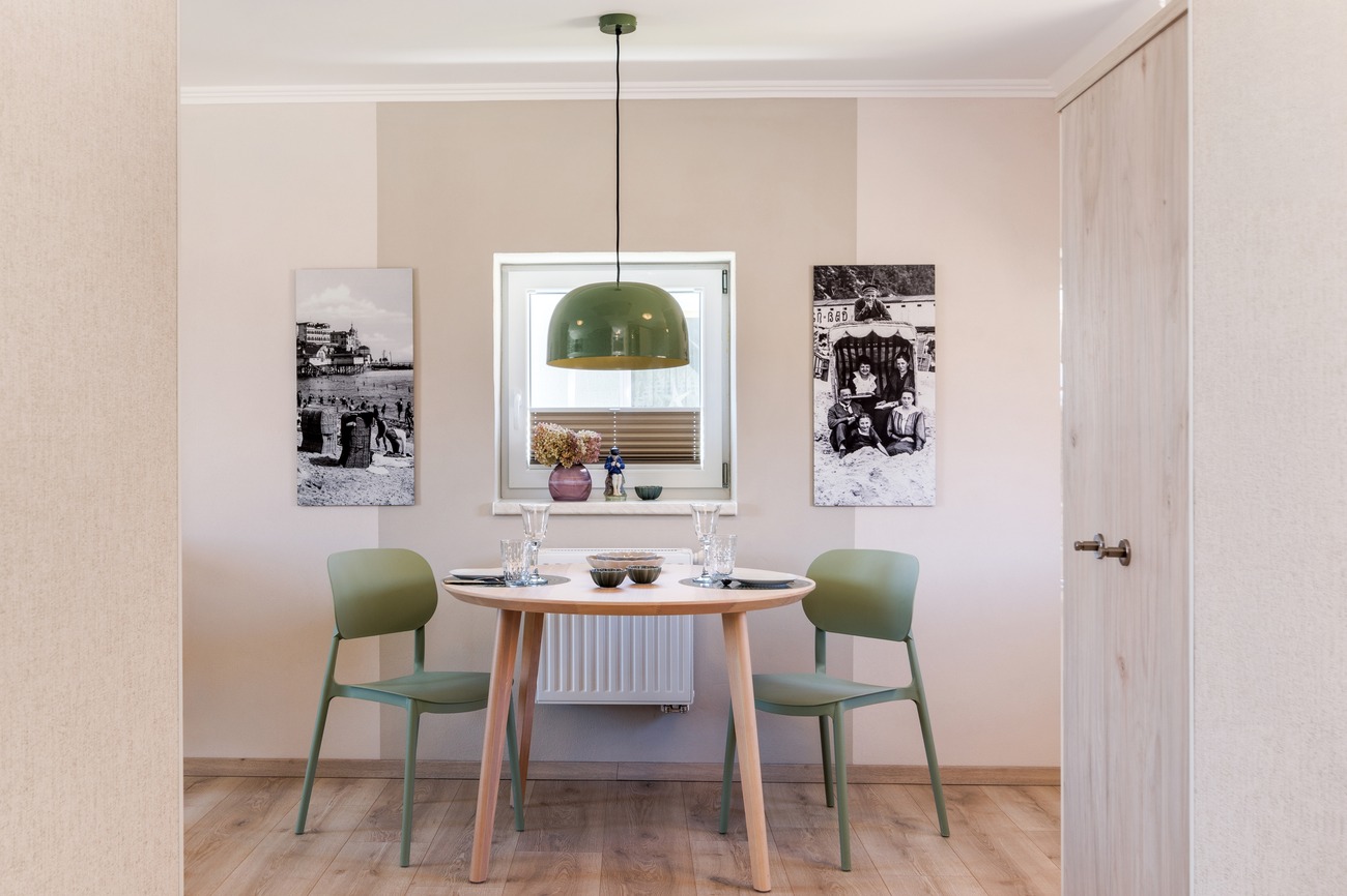 Fewo „Morgen am Meer“ Haus Meergold in Saßnitz - die Hafenstadt auf Rügen - 2-Zimmer-Ferienwohnung Morgen am Meer - mit historischen Foto von Sassnitz im Eßbereich