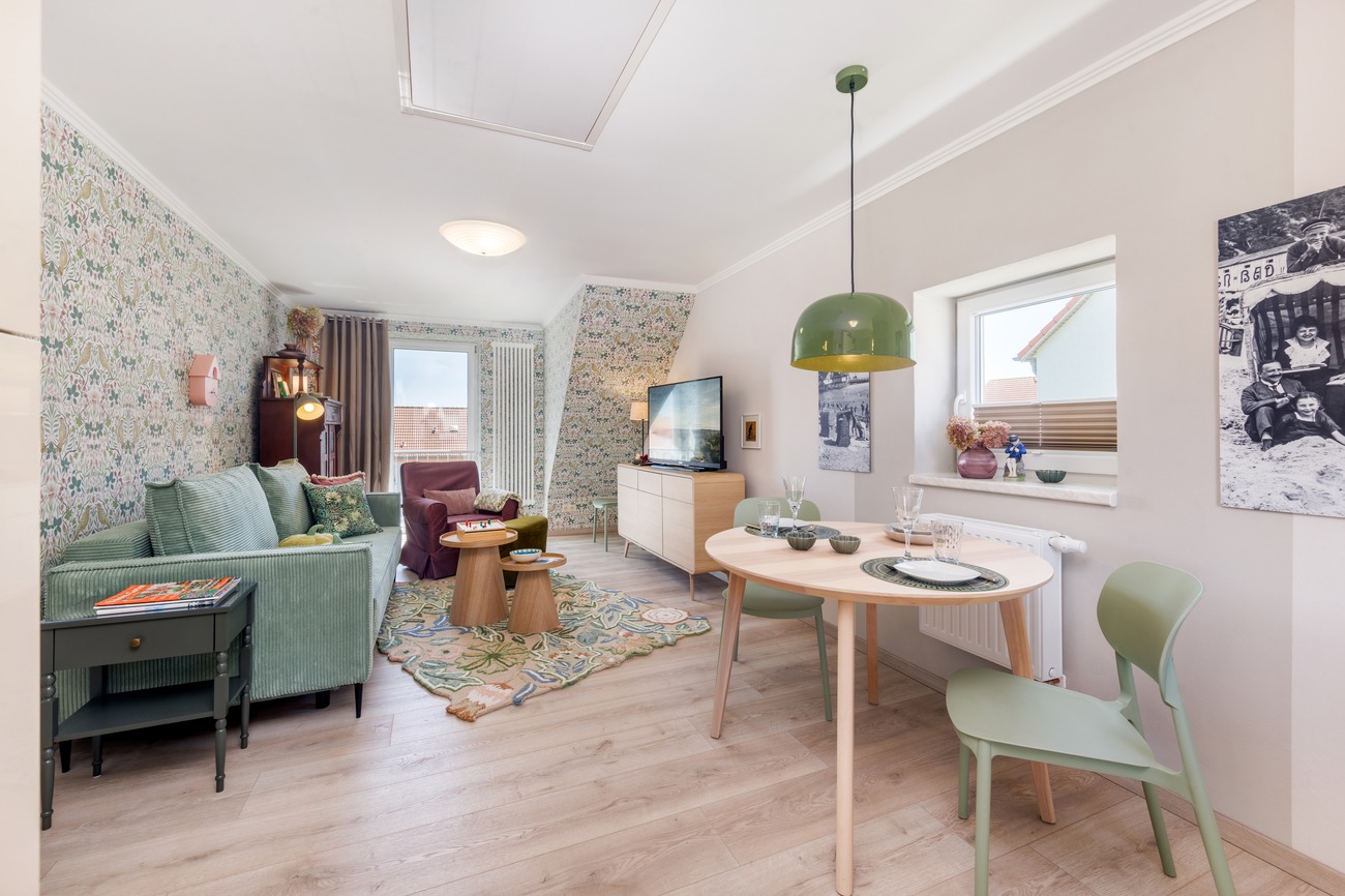 Fewo „Morgen am Meer“ Haus Meergold in Saßnitz auf Rügen - 2-Raum-Ferienwohnung Morgen am Meer - im Scandi-Stil mit schönen Tapeten und hellen Holzmöbeln