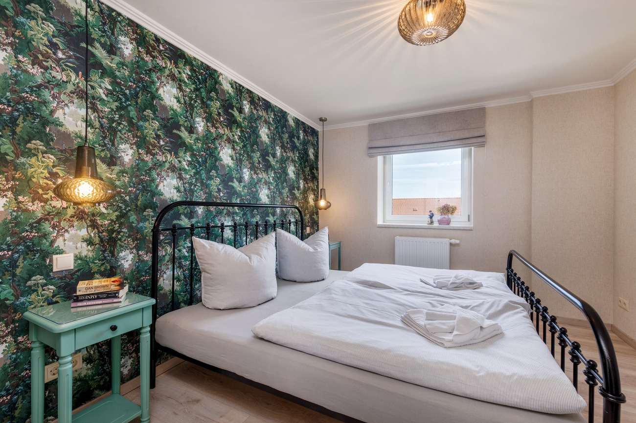 Fewo „Morgen am Meer“ Haus Meergold in der Hafenstadt Saßnitz Insel Rügen - 2-Raum-Ferienwohnung Morgen am Meer - hat ein schickes Schlafzimmer mit schöner Beleuchtung und schicken Tapeten und Verdunkelungmöglichkeit am Fenster