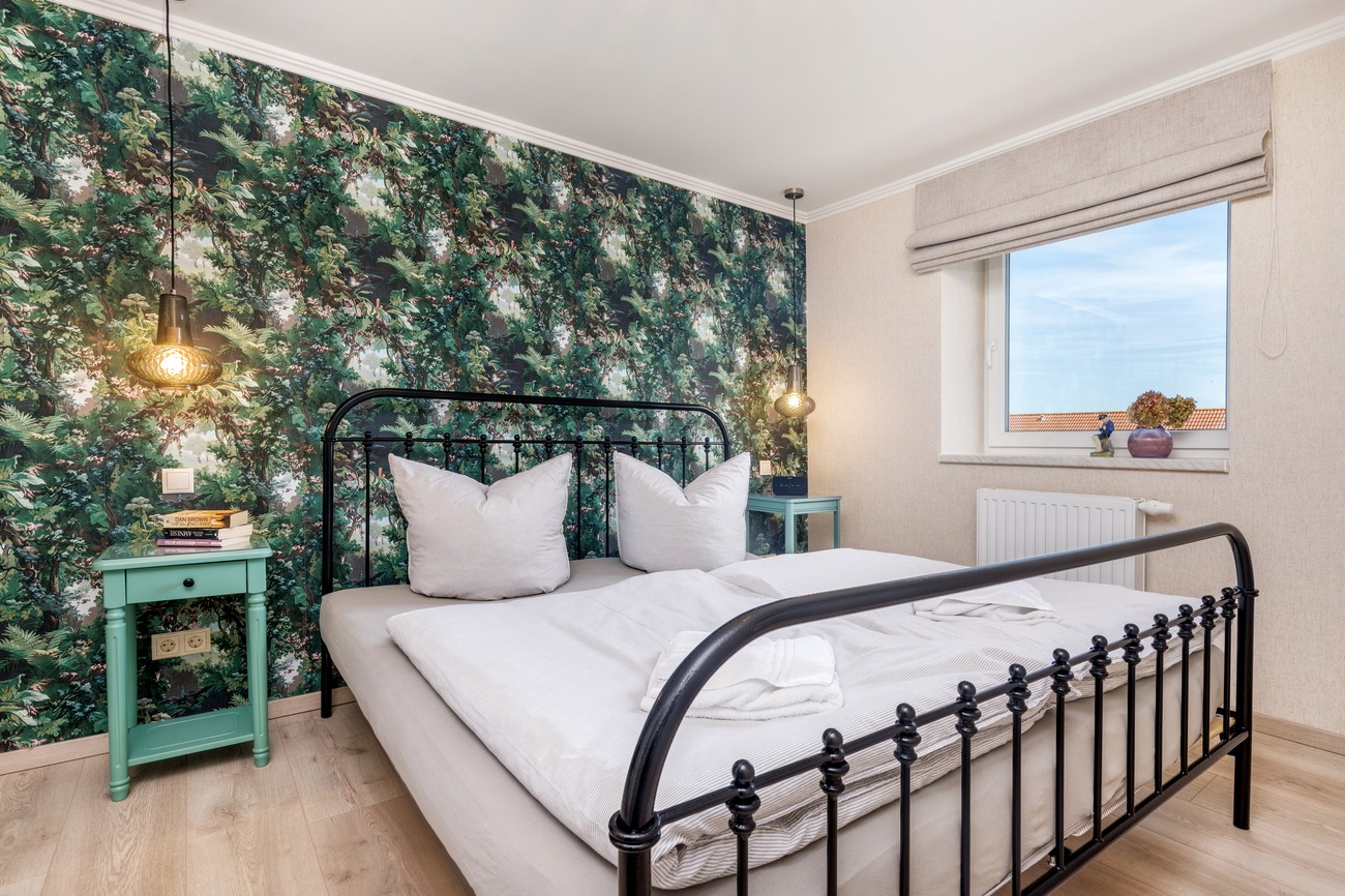 Fewo „Morgen am Meer“ Haus Meergold in Sassnitz auf der Insel Rügen - 2-Raum-Fewo Morgen am Meer - mit komfortablem Schlafzimmer mit breitem EisenBett und Verdunkelung