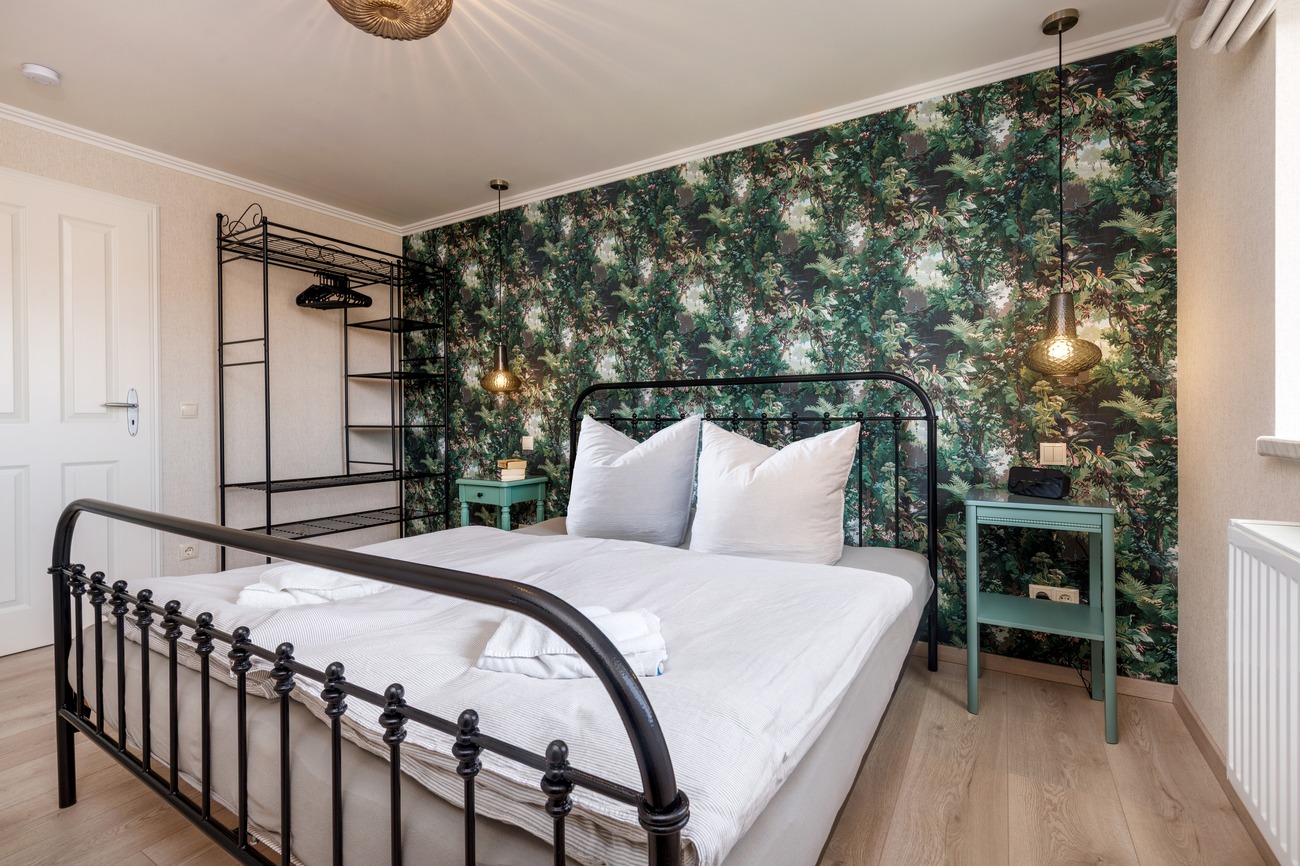 Fewo „Morgen am Meer“ Haus Meergold in Saßnitz auf Rügen - 2-Raum-Ferienwohnung Morgen am Meer - schönes Schlafzimmer mit 180cm breitem Bett, Verdunkelung am Fenster und Raumgestaltung im Boutique-Stil